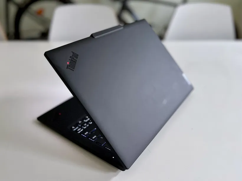 ThinkPad T14s back cover